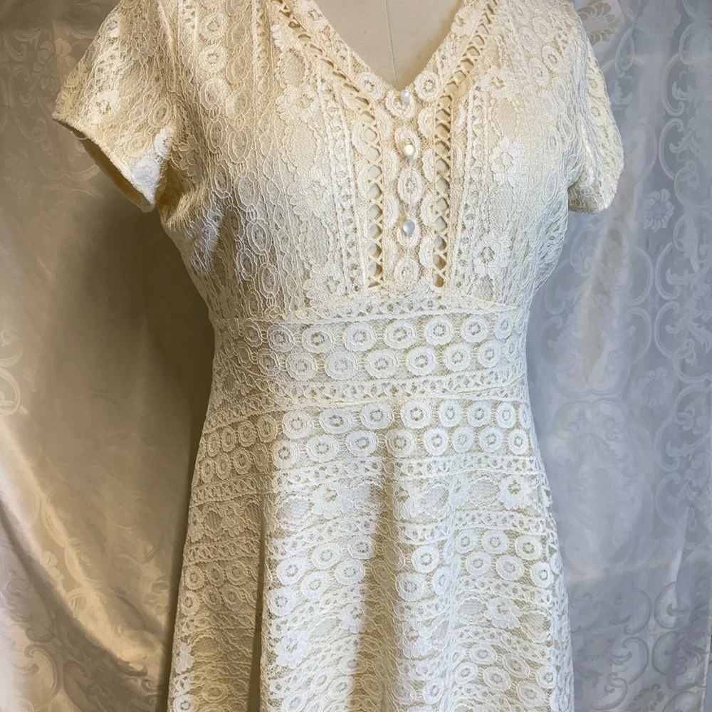 Cream/pale yellow - lace dress from the brand De Collection. Size XL
